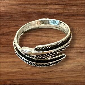 🔥2/$24 or 3/$30🔥Silver Feather Wrap Ring🔥